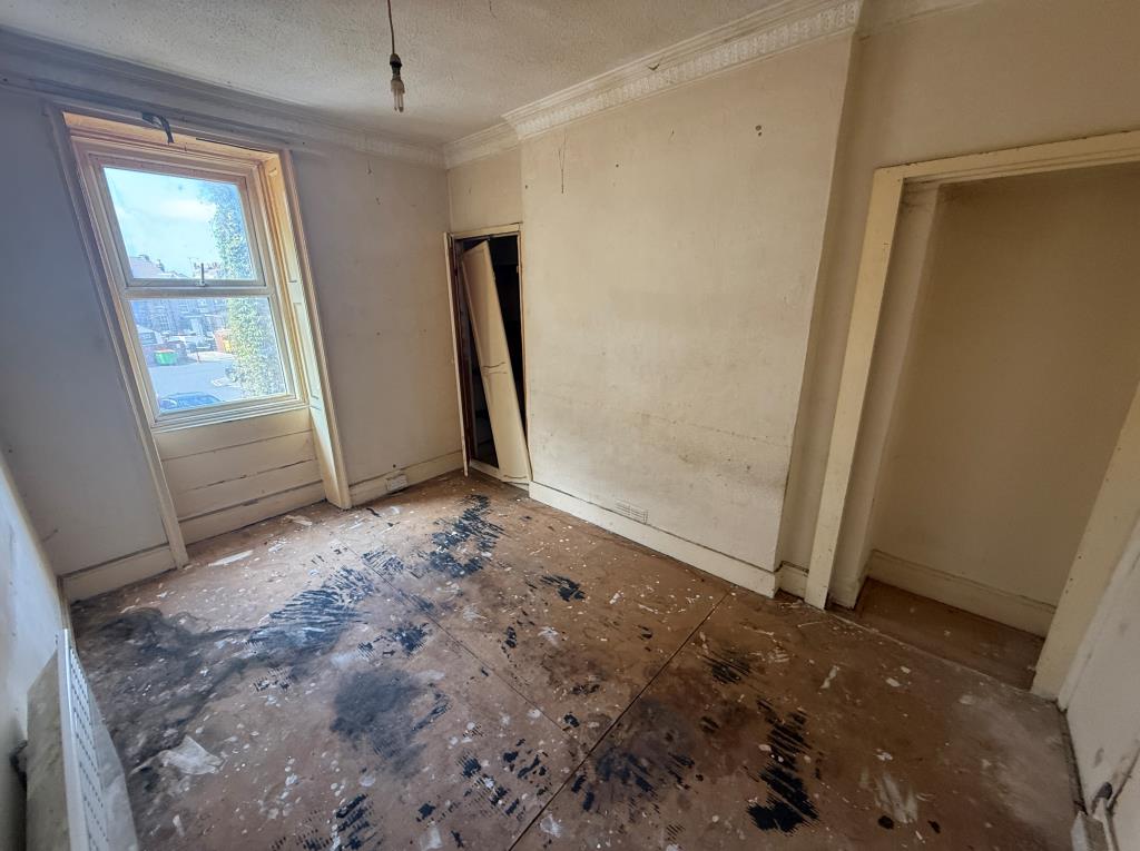 Lot: 167 - STUDIO FLAT FOR REFURBISHMENT - Living room/bedroom
